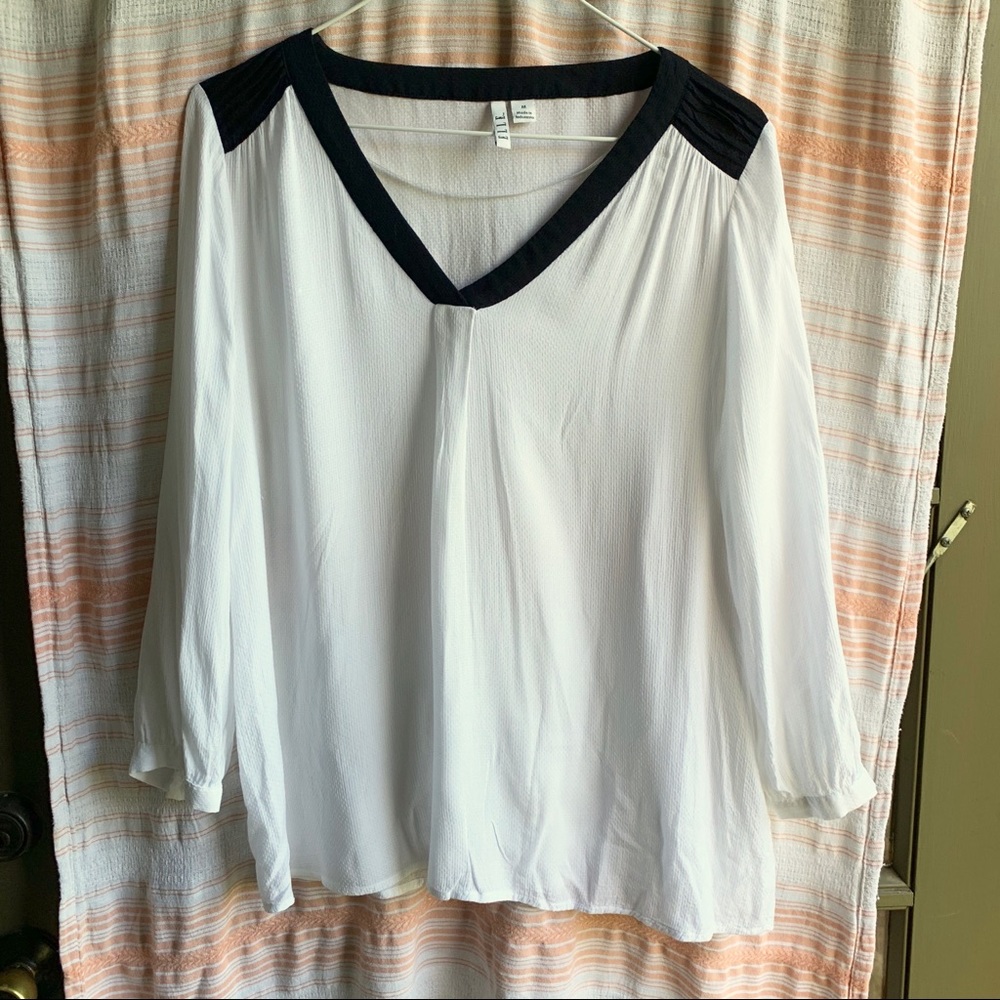 Lovely black and white blouse by Elle size M